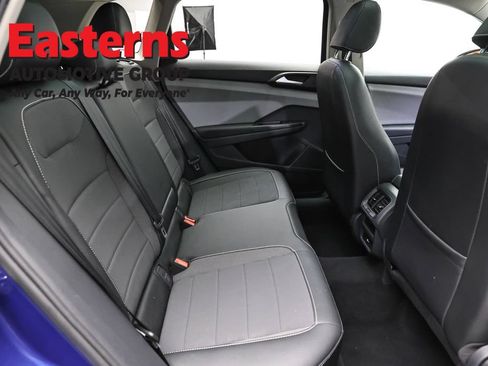 Used 2022 Volkswagen Taos SE w/ Panoramic Sunroof Package FWD image 23