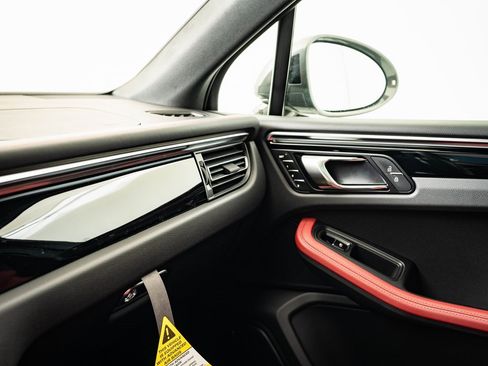 Certified 2025 Porsche Macan Turbo image 35