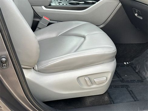 Used 2024 Toyota Highlander XLE image 13