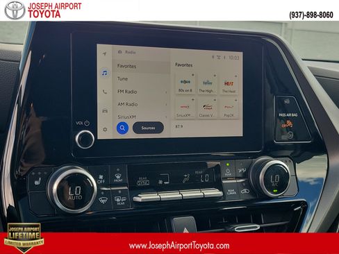 Used 2024 Toyota Highlander XLE FWD image 1