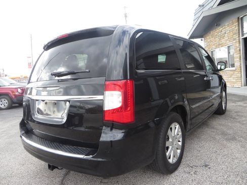 Used 2015 Chrysler Town & Country Touring w/ Driver Convenience Group image 3