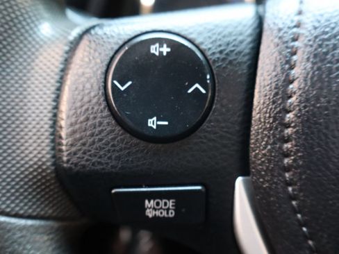Used 2018 Toyota Corolla LE FWD image 29