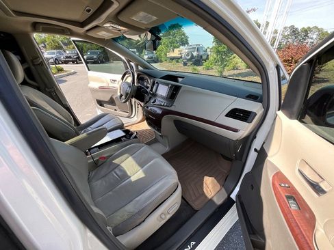 Used 2011 Toyota Sienna Limited image 33
