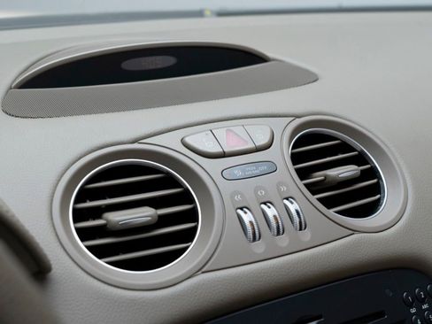 Used 2009 Mercedes-Benz SL 550 image 32