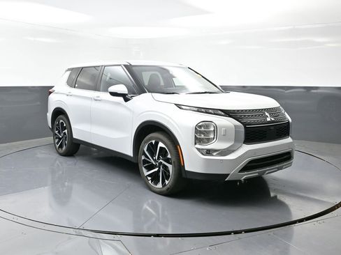 Used 2024 Mitsubishi Outlander SE image 6