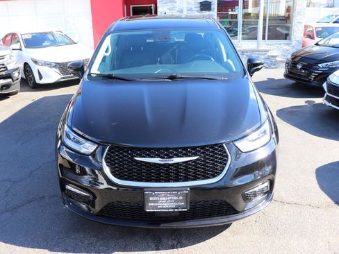 Used 2024 Chrysler Pacifica Touring-L FWD image 9