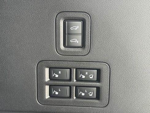Used 2025 Nissan Armada Platinum Reserve w/ Convenience Package RWD image 14