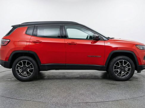 Used 2025 Jeep Compass Trailhawk AWD/4WD image 11