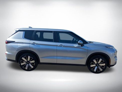 Used 2025 Mitsubishi Outlander SE image 2