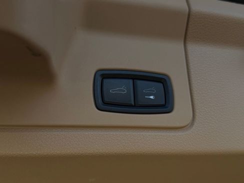 Used 2016 Porsche Panamera 4 image 8