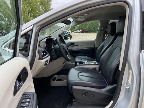 Used 2024 Chrysler Pacifica Touring-L FWD image 11