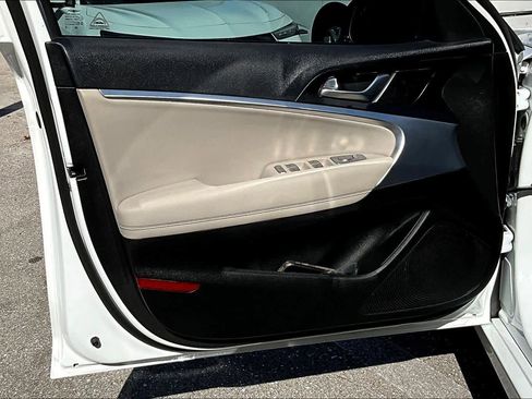 Used 2022 Genesis G70 2.0T image 25