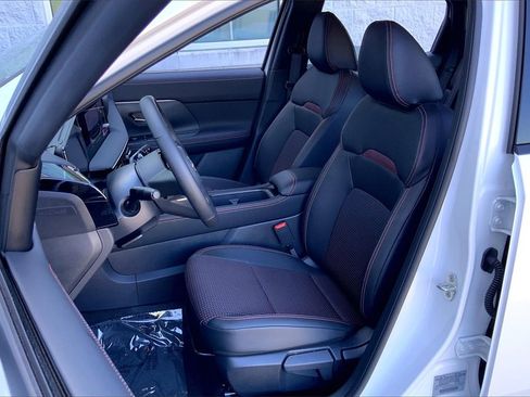 Used 2025 Nissan Kicks SR image 9