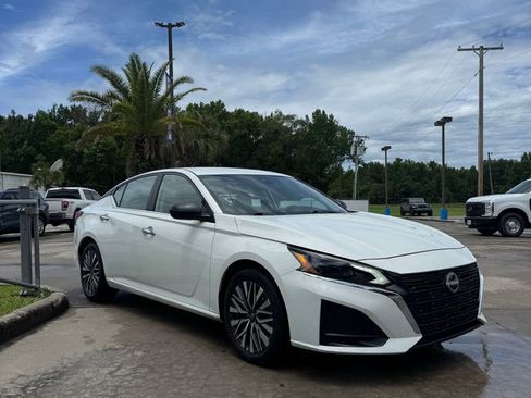 Used 2025 Nissan Altima 2.5 SV FWD image 4