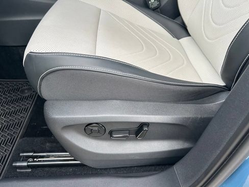 Used 2025 Volkswagen Tiguan SE FWD image 49