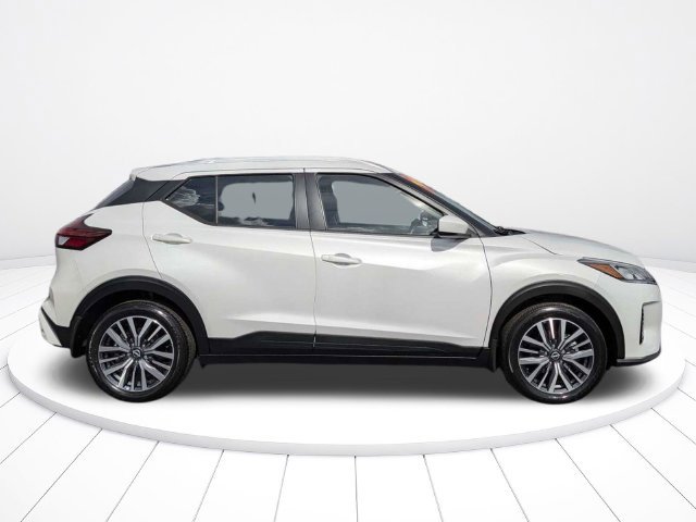 Used 2022 Nissan Kicks SV FWD image 2