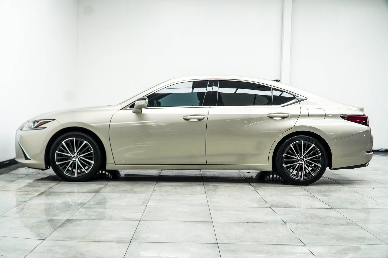 Used 2023 Lexus ES 350 w/ Premium Package FWD image 11