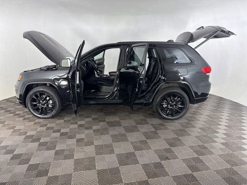 Used 2022 Jeep Grand Cherokee Laredo X AWD/4WD image 11