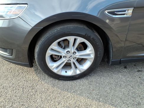 Used 2017 Ford Taurus SE image 4