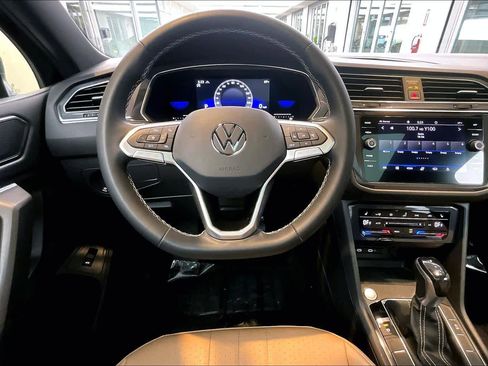 Used 2022 Volkswagen Tiguan SE image 6