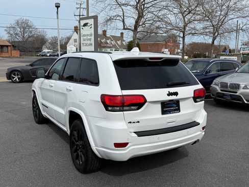 Used 2017 Jeep Grand Cherokee Altitude image 4