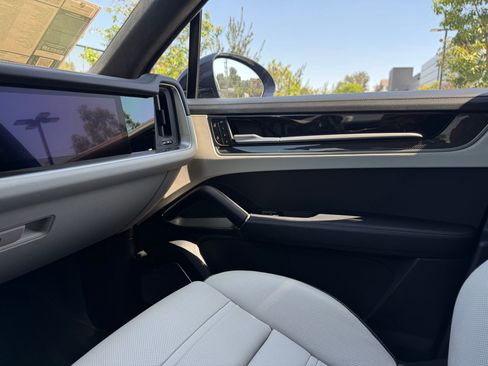 Certified 2025 Porsche Cayenne Turbo image 24