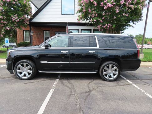 Used 2017 Cadillac Escalade ESV Luxury AWD/4WD image 3
