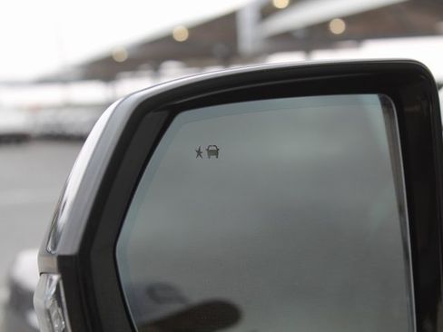 Used 2021 GMC Yukon Denali w/ Denali Premium Package image 16