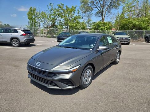 New 2026 Hyundai Elantra SE FWD image 2