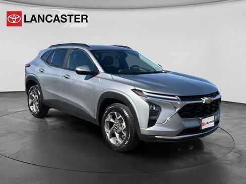 Used 2025 Chevrolet Trax LT FWD image 1