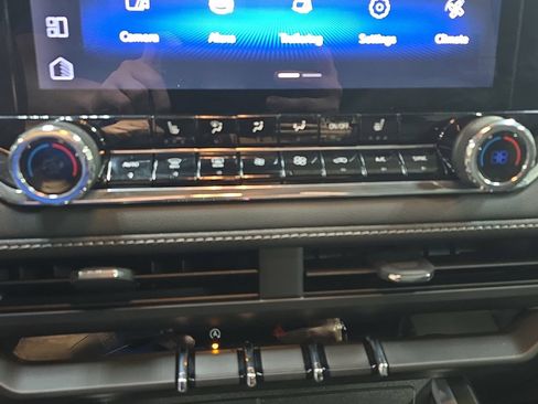 Used 2024 Chevrolet Colorado LT w/ LT Convenience Package III RWD image 22
