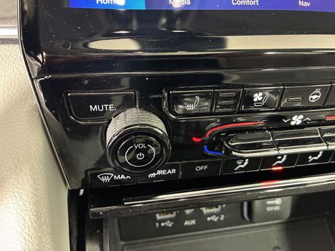 Used 2023 Jeep Grand Cherokee Overland w/ Luxury Tech Group IV AWD/4WD image 38