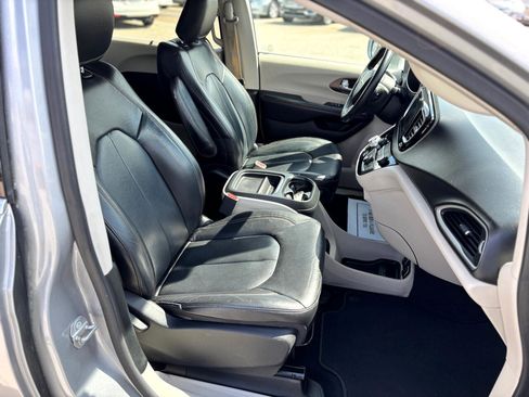 Used 2018 Chrysler Pacifica Touring-L image 25