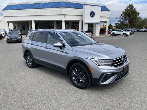 Certified 2023 Volkswagen Tiguan SE w/ Panoramic Sunroof Package FWD image 2