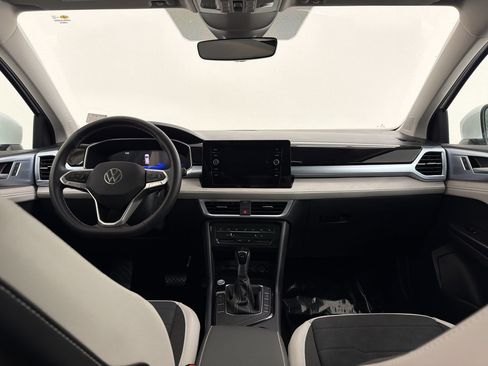 Used 2025 Volkswagen Taos SE w/ Panoramic Sunroof Package FWD image 27