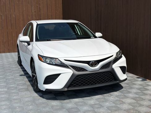 Used 2020 Toyota Camry SE FWD image 9
