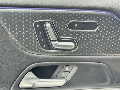 New 2025 Mercedes-Benz GLB 250 image 17