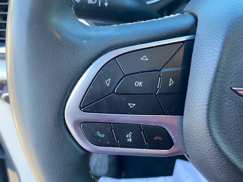 Used 2023 Chrysler Pacifica Touring-L FWD image 19