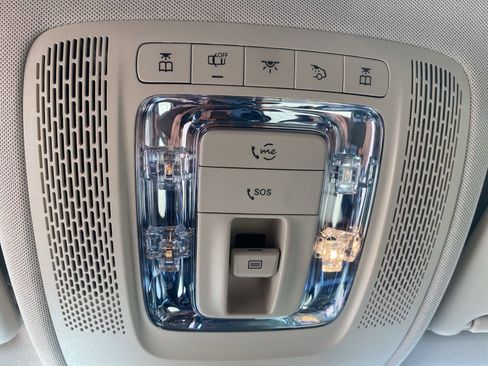 Used 2021 Mercedes-Benz GLB 250 4MATIC w/ Premium Package image 19