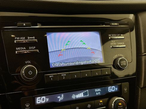 Used 2017 Nissan Rogue SV AWD/4WD image 22