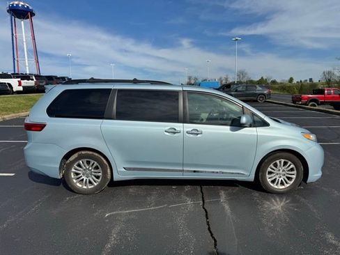 Used 2015 Toyota Sienna XLE image 2