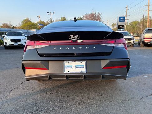 Used 2024 Hyundai Elantra SE image 6