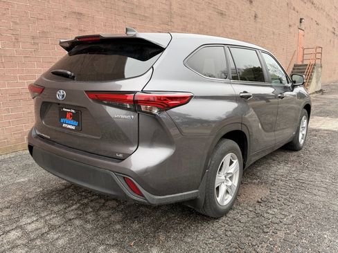 Used 2023 Toyota Highlander LE image 5