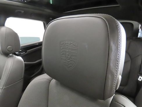 Certified 2024 Porsche Macan AWD/4WD image 41