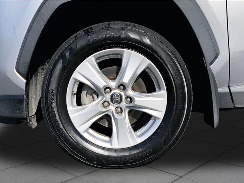 Used 2019 Toyota RAV4 XLE w/ Carpet Mat Package AWD/4WD image 10