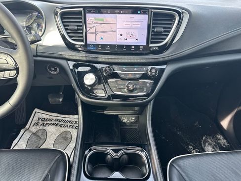 Used 2025 Chrysler Pacifica Limited image 16