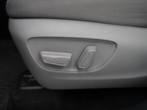 Used 2025 Toyota Highlander LE AWD/4WD image 13