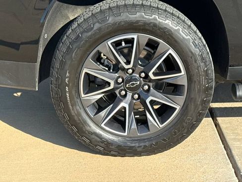 Used 2022 Chevrolet Suburban Z71 w/ Z71 Off-Road Package AWD/4WD image 9