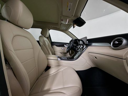 Used 2022 Mercedes-Benz GLC 300 w/ Multimedia Package Lite image 33