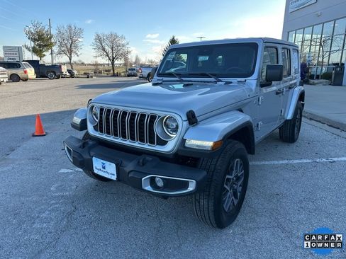 Used 2024 Jeep Wrangler Sahara image 11